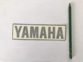 Yamaha (musta) -tarra