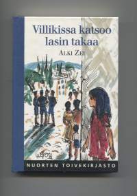 Villikissa katsoo lasin takaa