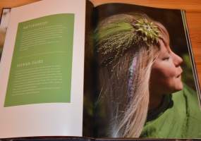 Beautification with floral jewellery Kukkakorut