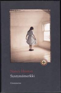 Syntymämerkki, 2007. Huston kuvaa romaanissaan neljän kuusivuotiaan lapsen äänellä sitä, kuinka ihmisten hoitamattomat haavat siirtyvät polvelta toiselle.