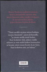 Syntymämerkki, 2007. Huston kuvaa romaanissaan neljän kuusivuotiaan lapsen äänellä sitä, kuinka ihmisten hoitamattomat haavat siirtyvät polvelta toiselle.