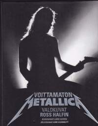 Voittamaton Metallica, 2012. Yli 250:tä elinvoimaa huokuvaa valokuvaa täydentävät Metallican lähipiiriin kuuluvien kertomukset