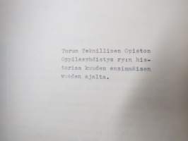 Turun Teknillinen Koulu / Opisto - Toverikunta + Oppilaskunta, 1940-50-60 lukujen virallista materiaalia, 6-vuotishistoriikki , kenkälaatikollinen valokuvia