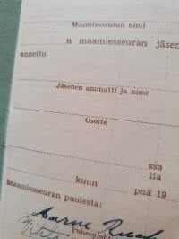 Maamiesseuran jäsenkortti, painettu 1946 - ei nimeä. Allekirjoitukset ovat valmiina Maamiesseuran puolesta puheenjohtaja ja sihteeri.