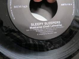 Sleepy Sleepers - Makkaraa (Oodi lehmälle) / Viina, hanuri ja naiset - AMTS-118 - Love Kustannus -single-levy