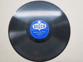 Decca SD 5286 Metro-tytöt ja Toivo Kärjen yhtye Paimenhulu soi niin katkeraan / Äidin syntymäpäivä -savikiekkoäänilevy / 78 rpm record