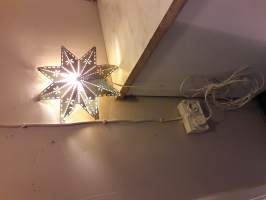 Retro  ikkuna valaisin. 1970-luvun  lämpöistä valoa tuikkiva  kestävä joulutahti ohutta messinkiä. Halkaisija 37 cm.