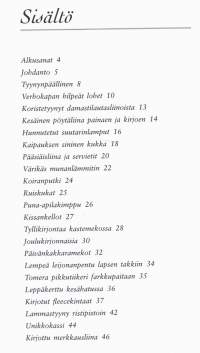 Kirjomalla kauneutta arkeen, 2000. Kirjan mallit tarjoava uusia ideoita kodintekstiilien ja lastenvaatteiden koristeluun ja kankaiden ja esineiden kirjontaan.