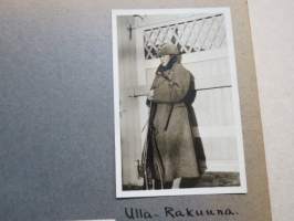 Marja &amp; Ulla-rakuuna, kivääri + käsikranaatti -valokuvat albumilehdellä