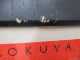 Sakari Jurkka -nimikirjoitus / autograph - huomaa, että kohde on kiinnitetty elokuvajulisteeseen, joka on kehyksissä /halvat ja huonot)
