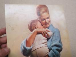 Dralon -vaatekuitumainos / myymäläständi, taittuva jalka takana, pidettiin tiskeillä tai hyllyjen päällä, 1960-luvulta