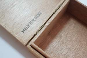 Meester Henk Cigarillos  13 mk 15 penniä-  tyhjä sikarilaatikko  puuta  11x10x5 cm