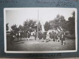 Partiolaisia - partiotyttöjä noin 1929 -valokuvia albumilehdillä noin 30 kpl / photographs, girl scouts