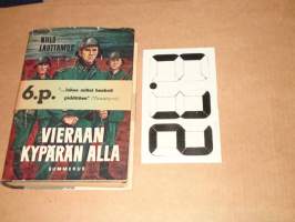 Vieraan kypärän alla, 1958 6. painos.On vuosi 1941. Joukko nuoria suomalaisia sotilaita lähtee vapaaehtoisina Saksaan liittyäkseen Waffen SS -joukkoihin.