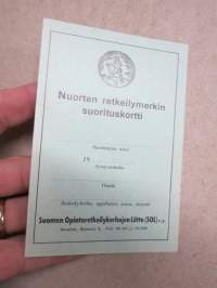 Nuorten retkeilymerkki, suorituslista + suorituskortti