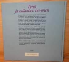 Tyttö ja valkoinen hevonen