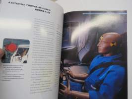 Scania - Voimaa ja sitkeyttä - kuorma-auto tuotantohyödykkeenä -myyntiesite / sales brochure