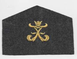Uudenmaan rakuunarykmentti 1918 – 1947 -  vanha joukko-osastotunnus, olkatunnus, hihamerkki sarkaa 1 kpl