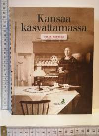Kansaa kasvattamassa