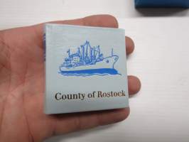 Coynty of Rostock -miniatyyrikokoinen kirja,silloisen Itä-Saksan Rostockin alueen esittelyä, englanninkielinen