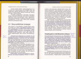 Strateginen johtaminen julkisessa hallinnossa, 1993. Julkisen sektorin murrosvaihe jatkuu ja kyseenalaistaa aikaisemmat johtamisstrategiat ja toimintavat.