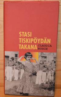 Stasi tiskipöydän takana