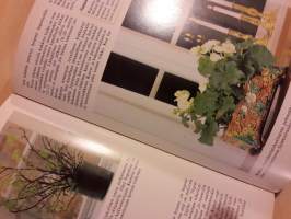 Kodin huonekukat- valkoiset ruukkukasvit.Toinen painos 1983. Valkoinen kukka tuo valoa talven pimeyteen tai kevään tunnun. Osa kasveista sopii myöskin ulkokukaksi.