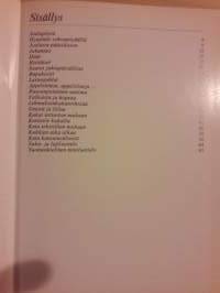 Kodin kukat-kukat pydän koristeina.Ideoita  perhe, vuoden aika ja arkea  juhlistavaan kukkien käyttöön.2-painos 1982.Hyvä selonteko, loistavia kuvia mm. kattauksesta