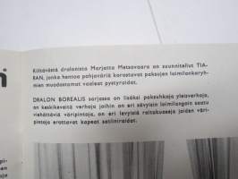 Verhojen lomasta - Villayhtymä Oy on luonut yhdessä tekstiilitaiteilijoiden kanssa &quot;Dralon Borealis&quot; -verhosarjan, mm. Marjatta Metsovaara -esite