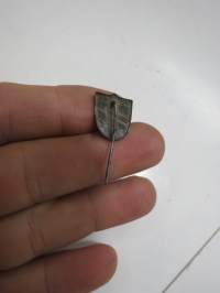 Nuorten talkoot v. 1944 osallistujamerkki, talkoosahra -rintamerkki / pin