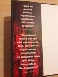 Samuel Björk / Minä matkustan yksin. Kirjailijan ensimmäinen dekkari joka sai  heti valtavan suosion. Käännetty 29 maahan. P. 2016.