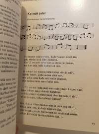 Palle ystävineen hupilaulujen parissa