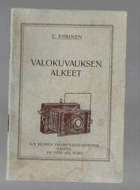 Valokuvauksen alkeetKirjaHenkilö Piirinen, E., 1869-1949.Suomen valokuvaustarpeiden kauppa 1926.