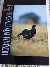 Hetkiä Alajoella / Benjam Pöntinen.Hieno kuvateos,102 valokuvaa erivuoden ajoilta.Kadonneet on ladot, kasvillisuus sekä niiden mukana pienläimet ja linnusto. P. 1988