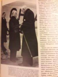 Maailma palaa. Toinen maailman sota-kolme kirjaa. Tarkkaa kerrontaa eripuolilta maailmaa. Samoin kuvia joka maasta sodan edetessä. Sivuja yhteensä 1431. P. 1975.
