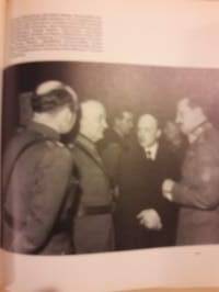 Maailma palaa. Toinen maailman sota-kolme kirjaa. Tarkkaa kerrontaa eripuolilta maailmaa. Samoin kuvia joka maasta sodan edetessä. Sivuja yhteensä 1431. P. 1975.