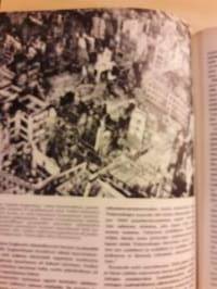 Maailma palaa. Toinen maailman sota-kolme kirjaa. Tarkkaa kerrontaa eripuolilta maailmaa. Samoin kuvia joka maasta sodan edetessä. Sivuja yhteensä 1431. P. 1975.