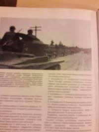 Maailma palaa. Toinen maailman sota-kolme kirjaa. Tarkkaa kerrontaa eripuolilta maailmaa. Samoin kuvia joka maasta sodan edetessä. Sivuja yhteensä 1431. P. 1975.