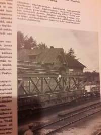 Maailma palaa. Toinen maailman sota-kolme kirjaa. Tarkkaa kerrontaa eripuolilta maailmaa. Samoin kuvia joka maasta sodan edetessä. Sivuja yhteensä 1431. P. 1975.