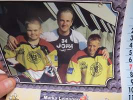 VG Hockey Team, Naantali - Millenium 2000 kalenteri, kuvissa junioreita + Saku Koivu, Tomi Kallio, Kai Nurminen, Tony Virta, Marko Leinonen, Marco Tuokko...