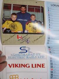 VG Hockey Team, Naantali - VG-62 Viikingit kalenteri, kuvissa junioreita + Fredrik Norrena, Sergei Zholtok, Mika Alatalo, Ed Jovanovski, Marko Kiprusoff, Joni Lius