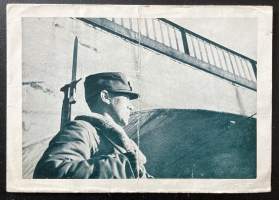 Sotilas, pistin ja silta - Valokuvakortti, kulkenut kenttäposti