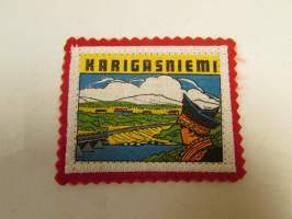 Karigasniemi-kangasmerkki / matkailumerkki / hihamerkki / badge -pohjaväri punainen