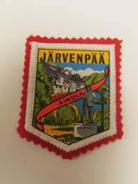 Järjenpää Ainola-kangasmerkki / matkailumerkki / hihamerkki / badge -pohjaväri punainen