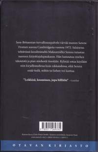 Makeannälkä, 2013. Selena värvätään MI5:een ja hän saa tehtäväkseen rekrytoida lupaavan nuoren kirjailijan mukaan operaatio Makeannälkään.