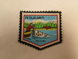 Petäjälampi leirintä camping Kuusamo -kangasmerkki / matkailumerkki / hihamerkki / badge -pohjaväri musta