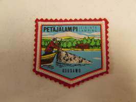 Petäjälampi leirintä camping Kuusamo -kangasmerkki / matkailumerkki / hihamerkki / badge -pohjaväri punainen