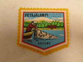 Petäjälampi leirintä camping Kuusamo -kangasmerkki / matkailumerkki / hihamerkki / badge -pohjaväri keltainen