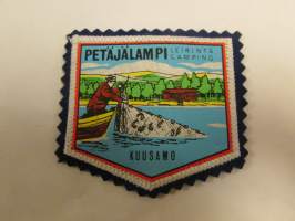 Petäjälampi leirintä camping Kuusamo -kangasmerkki / matkailumerkki / hihamerkki / badge -pohjaväri sininen