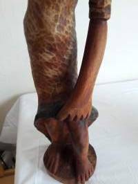 Pienoispatsas.  Etelä. amerikkalainen  tukeva puinen  käsityö. Ylväästi taakkansa kantava neitonen. Korkeus 57 cm.leveys rinnan korkeudelta  12 cm, jalka 10 cm